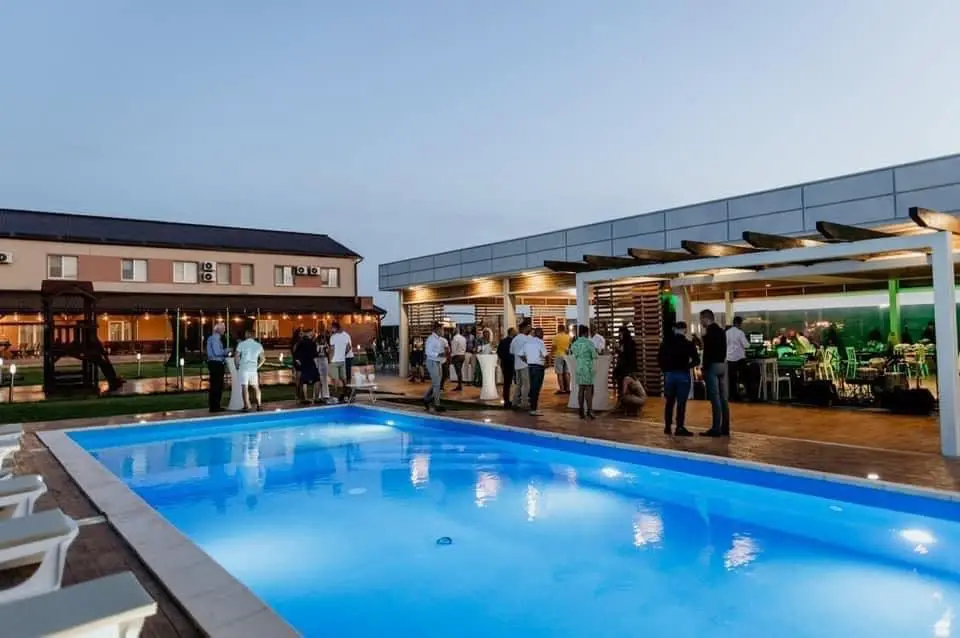 Piscina și terasa Arboland Events seara