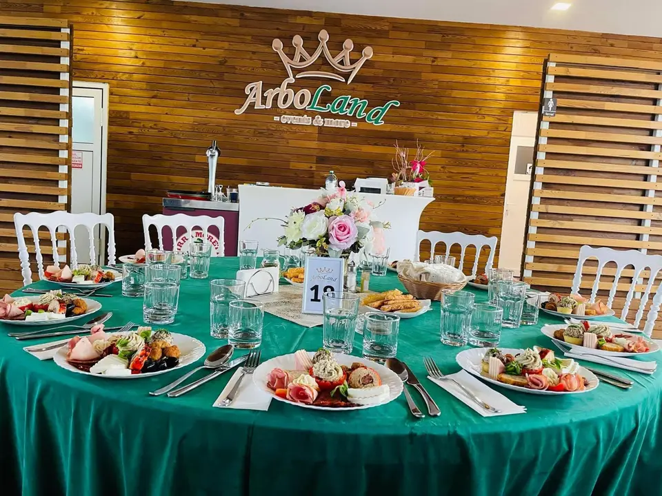 Sala de evenimente Arboland Events cu mese pregătite pentru nuntă