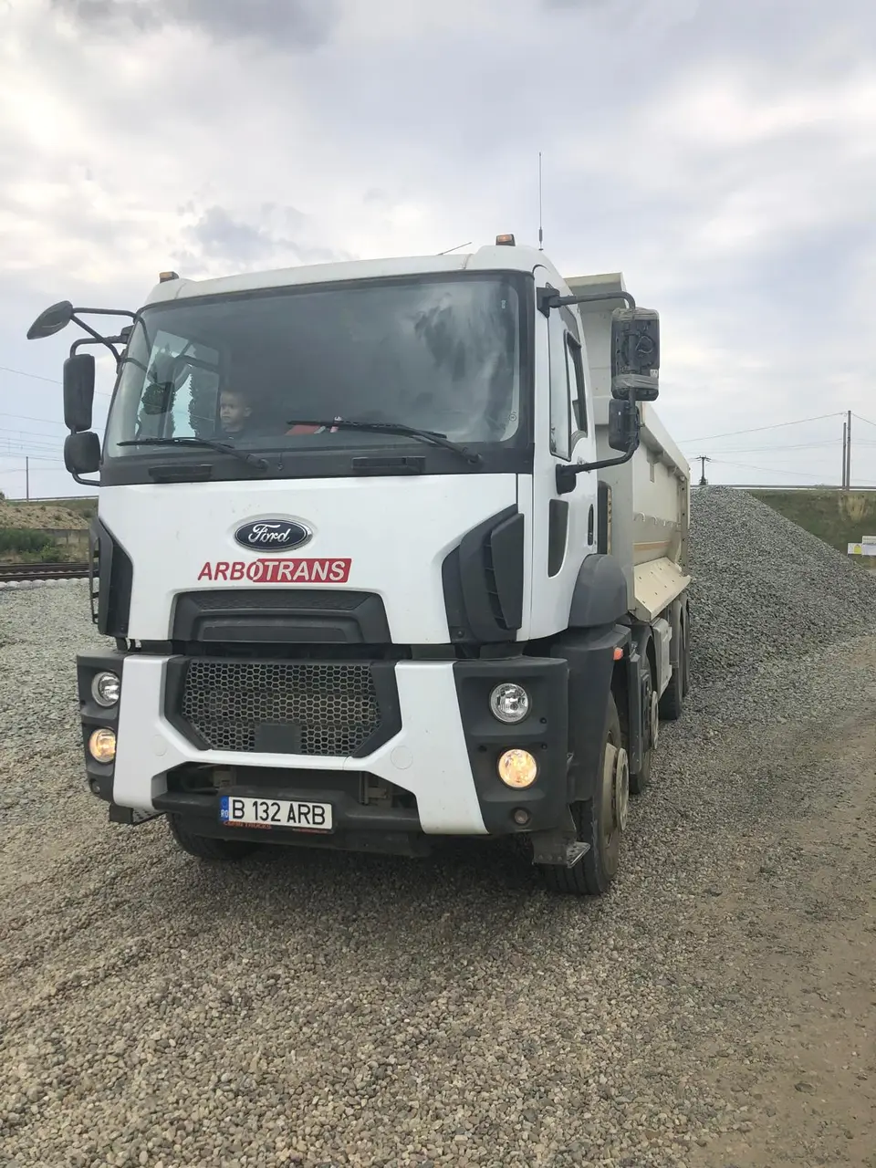Autobasculantă încărcată cu agregate de carieră și balastieră