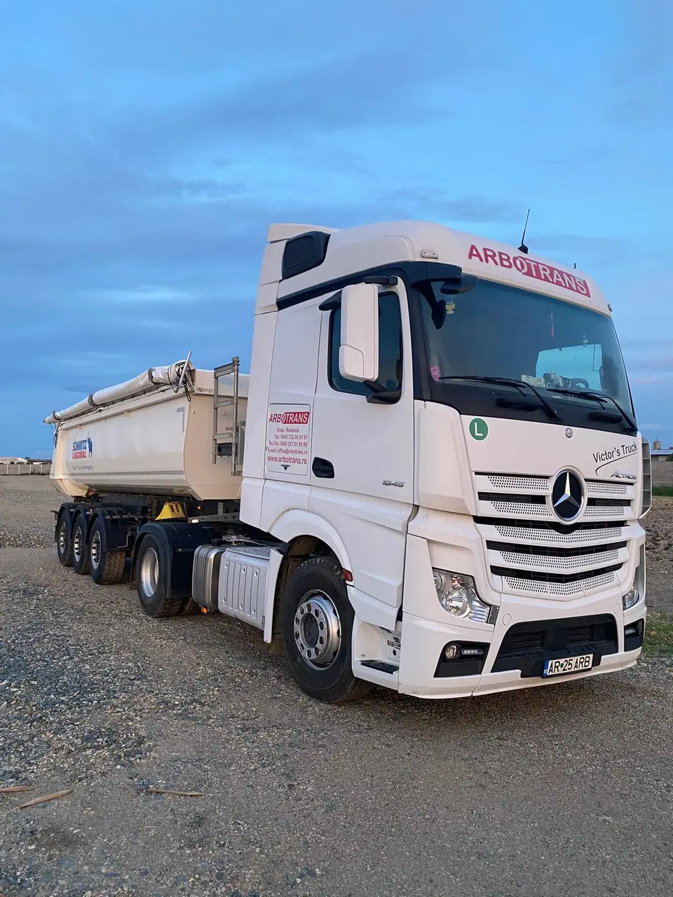 Autobasculantă Mercedes Arbotrans pentru transport agregate