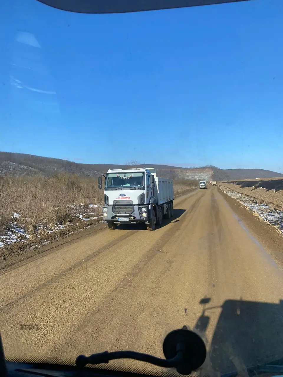Camion pe drum de șantier