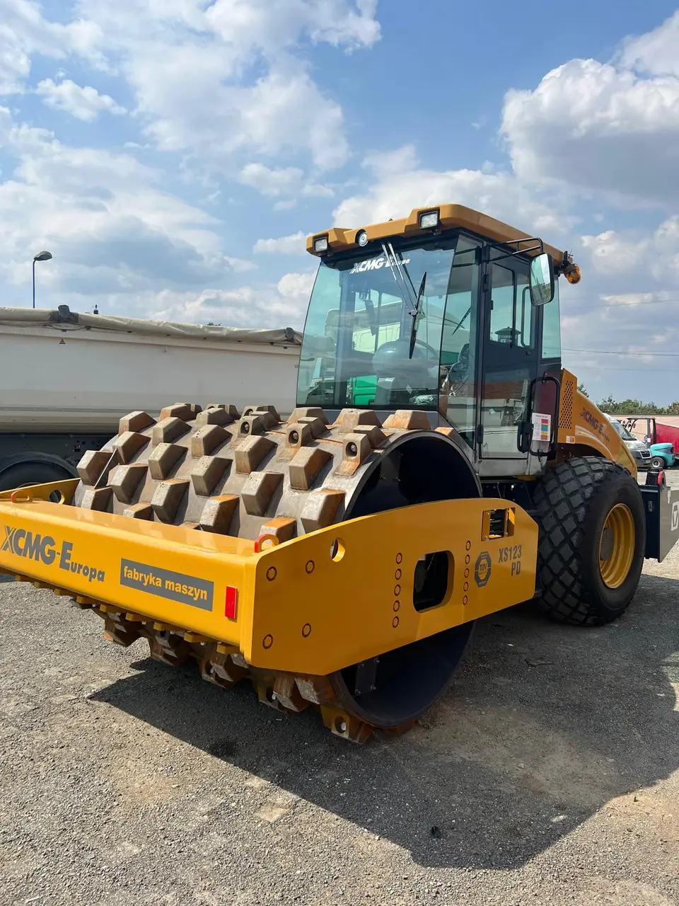 Compactor cu rulou pentru terasamente